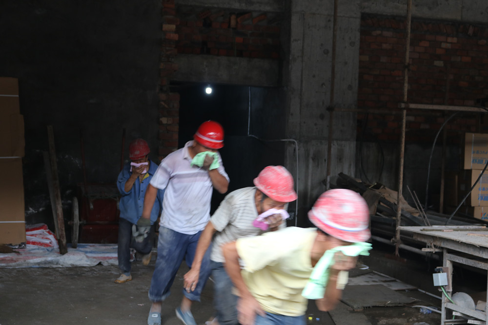 福建易順建筑工程有限公司“東升商城”工程2017年度《安全生產(chǎn)月》消防、救援應(yīng)急演練