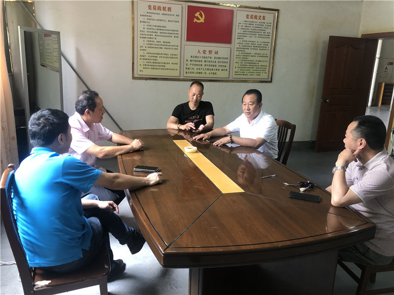 縣企聯(lián)會常務(wù)副會長、秘書長、松源商會會長李易順帶隊走訪企業(yè)
