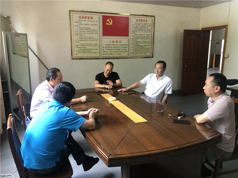 縣企聯(lián)會常務(wù)副會長、秘書長、松源商會會長李易順帶隊走訪企業(yè)