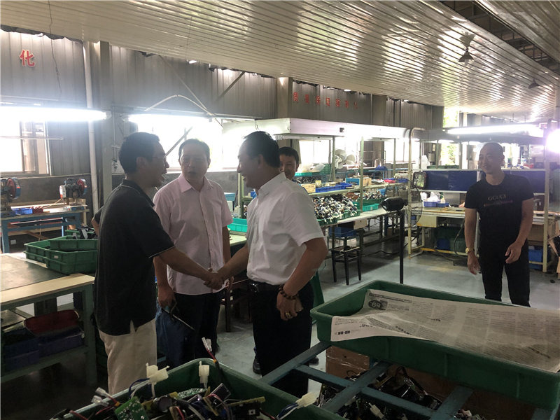 縣企聯(lián)會常務(wù)副會長、秘書長、松源商會會長李易順帶隊走訪企業(yè)