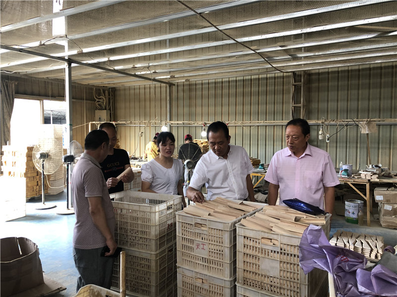 縣企聯(lián)會常務(wù)副會長、秘書長、松源商會會長李易順帶隊走訪企業(yè)