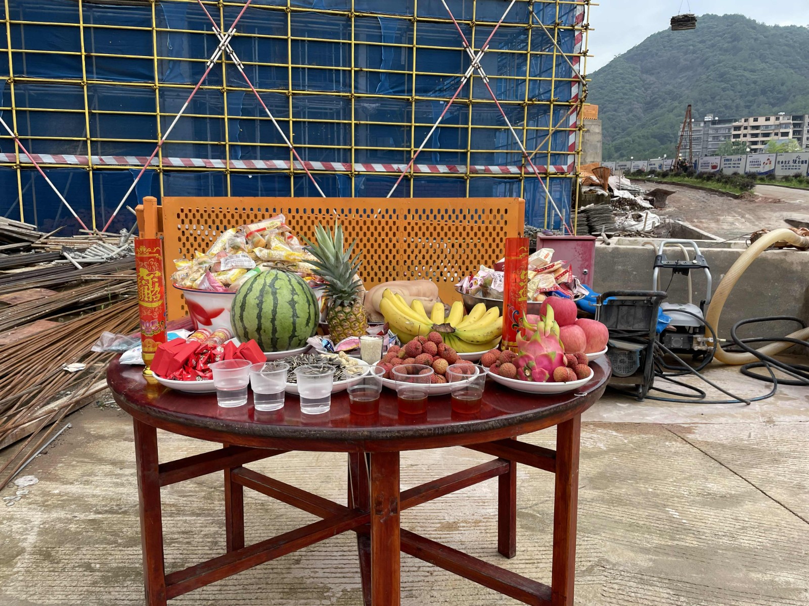 易順建工集團(tuán)有限公司承建的福建松溪經(jīng)濟(jì)開發(fā)區(qū)東園新型紡織專業(yè)園標(biāo)準(zhǔn)化廠房項目一期工程順利封頂!